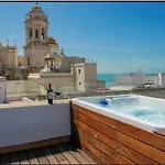***** Attic With Impressive Views And Jacuzzi *