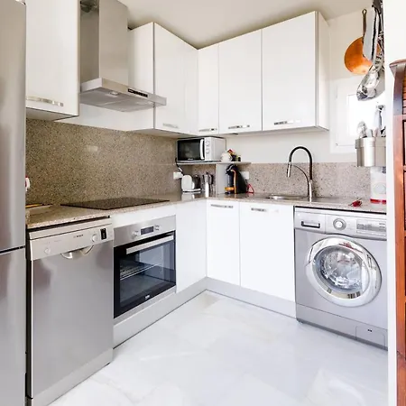 ***** Attic With Impressive Views And Jacuzzi 加的斯