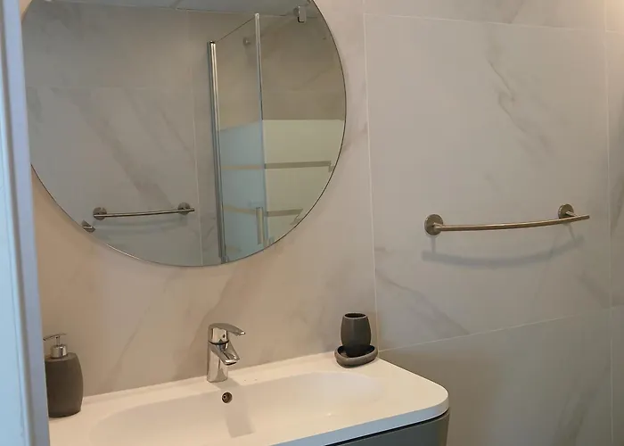 ***** Attic With Impressive Views And Jacuzzi