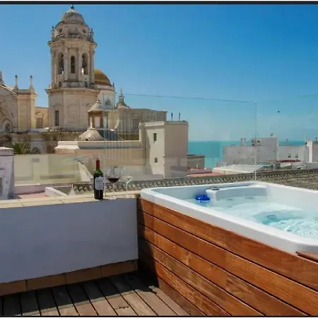 ***** Attic With Impressive Views And Jacuzzi *