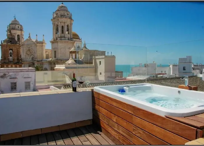 ***** Attic With Impressive Views And Jacuzzi *